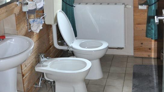 Sie möchten Ihr Bad gerne modernisieren lassen? Rufen Sie den Klempner- und Installateur-Meister­betrieb FESA, Telefon: 034297 149866.