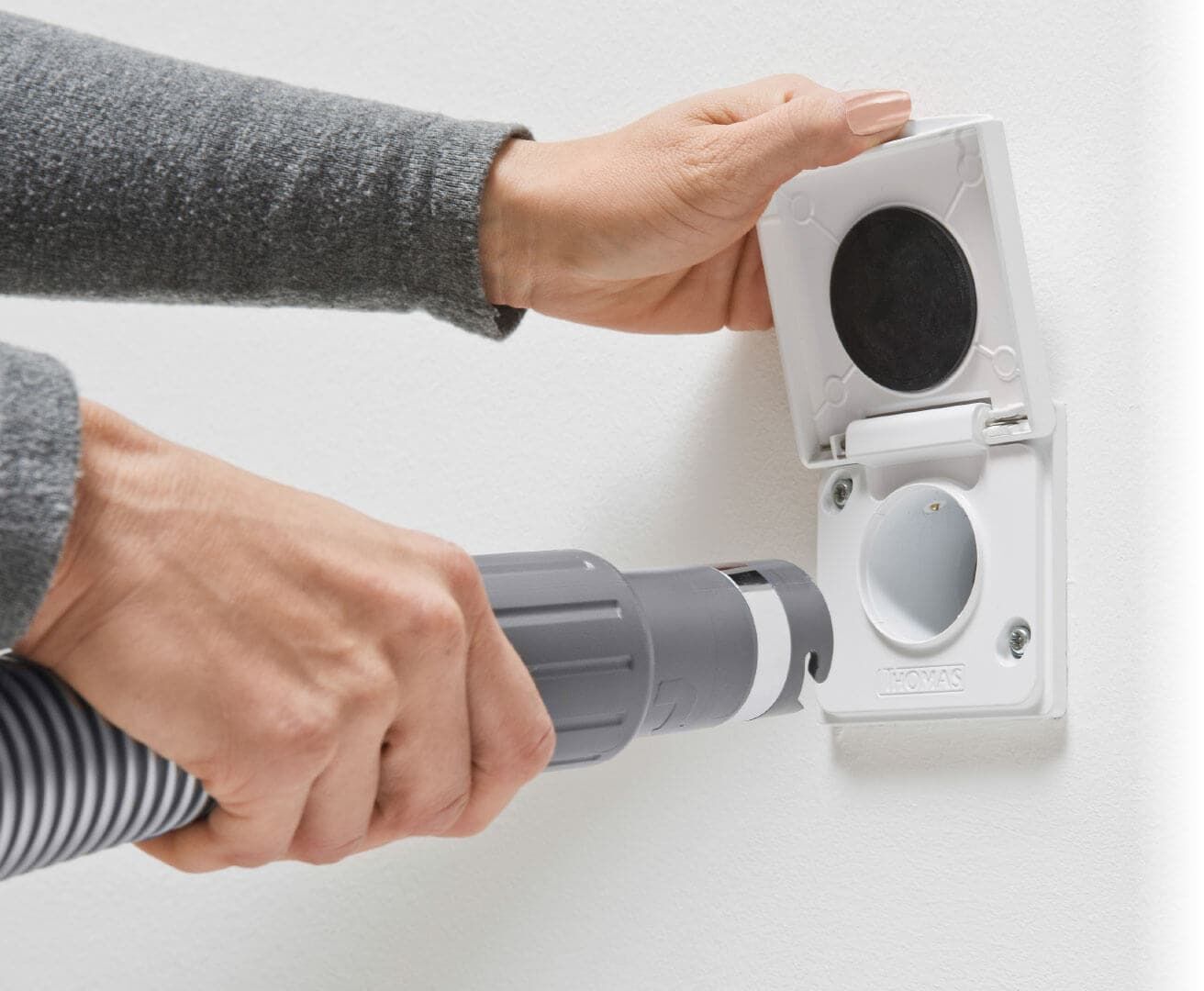 Eine statio­näre Zentral­staub­sauger­anlage ist nicht nur für Allergiker eine feine Sache. FESA berät Sie gerne. Wählen Sie Telefon 034297 149866.