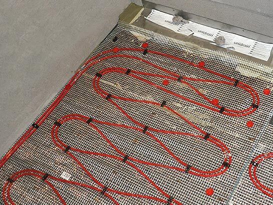 Eine Fußbodenheizung in der Dusche ist nicht nur äußerst komfortabel, sondern beugt obendrein der Schimmelbildung vor.