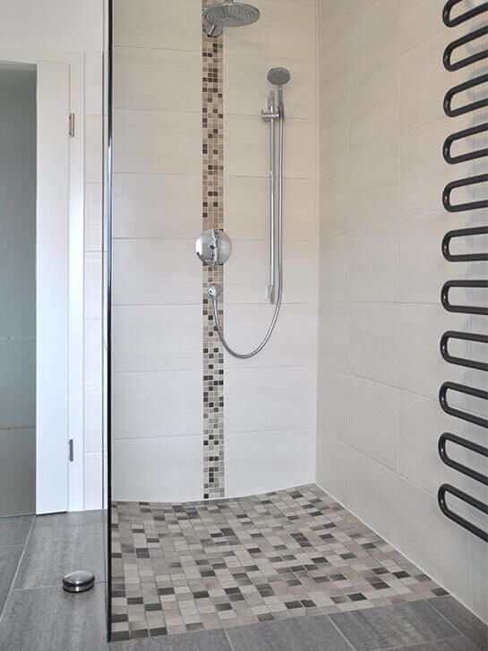 Ebenerdige Dusche statt Badewanne. FESA macht das. Telefon 034297 149866.